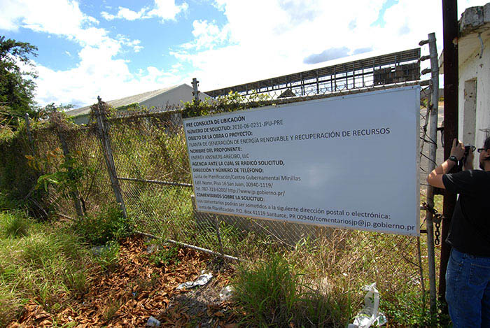 Un letrero del proyecto del incinerador en el lugar donde se ha propuesto construir en Arecibo, en una foto del 2011 (Foto Ricardo Alcaraz/Diálogo)