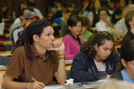 Estudiantes de la Escuela de Derecho de la UPR formándose para una de las profesiones de mayor aumento para el periodo de 2012 al 2022. (Foto por Ricardo Alcaraz)