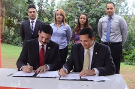 Uroyoán Walker, presidente de la UPR, y Alberto Lázaro, presidente ejecutivo de la AAA, firman el acuerdo colaborativo. (Ricardo Alcaraz-Diálogo)