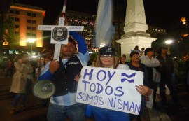 Manifestantes piden justicia por la muerte del fiscal Natalio Alberto Nisman, en la Plaza de Mayo, ante la Casa Rosada, sede de la Presidencia de Argentina, el 19 de enero, en una protesta convocada por las redes sociales, en un país conmocionado por el caso.  (Foto por Fabiana Frayssinet / IPS).