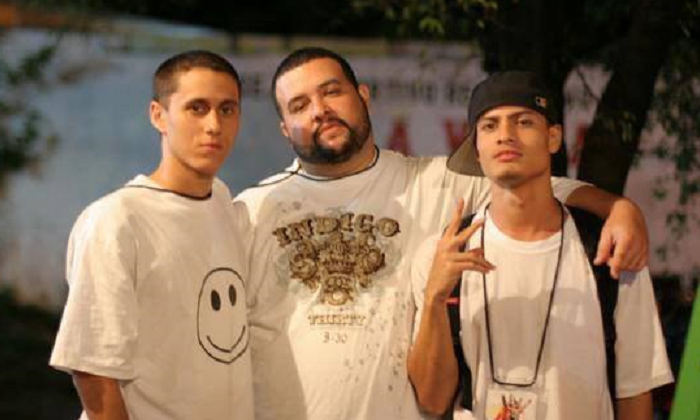 Canserbero, a la izquierda, junto al productor boricua Nuff Ced, al centro, y el rapero venezolano Lil Supa. (Suministrada)