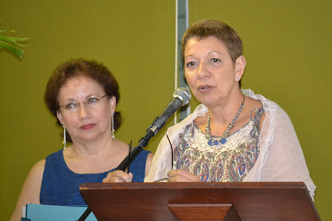 De izquierda a derecha,  las doctoras Elsa R. Arroyo Vázquez y Julia Cristina Ortiz Lugo en momentos en los que dirigieron al público para agradecer el evento de presentación del texto.(Suministrada/Prensa Rum)