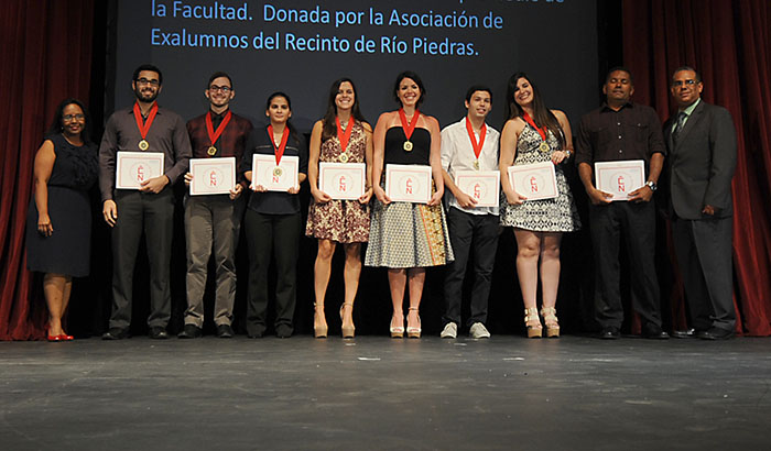 Algunos de los estudiantes premiados. (Ricardo Alcaraz/Diálogo)