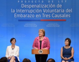 La presidenta Michelle Bachelet durante la firma del proyecto de ley que despenalizará el aborto en tres causales, con lo que Chile dejaría de ser uno de los cinco países del mundo que lo penaliza en forma absoluta. (suministrada/IPS)