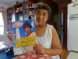 Emiliana Mamani muestra una revista del año 2000, que alertaba de “la invasión silenciosa” de bolivianos en Argentina, donde incluso, aseguró, se manipuló la foto para que el inmigrante apareciese sin un diente. La inmigrante boliviana recuerda aquel episodio como el más duro en sus 30 años en el país de acogida.