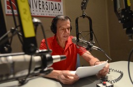 A lo largo de su trayectoria, la estación pública y universitaria ha logrado colocar en la banda FM lo mejor de la música puertorriqueña y del mundo, así como programas informativos de discusión y análisis profundo. En la foto, el productor Carlos Camuñas, quien ha formado parte de la emisora desde sus inicios. (Ricardo Alcaraz / Diálogo)