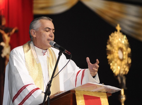El obispo de Arecibo, monseñor Daniel Fernández Torres, circuló el pasado fin de semana una carta entre las parroquias de la zona. (Facebook)