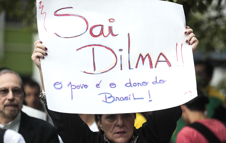 Miles de personas han protestado contra la presidenta Dilma Rousseff por la aparente corrupción que ha estado presente en Brasil desde que la mandataria asumió su segundo mandato en enero de este año. En la foto, el mensaje lee “Fuera Dilma. El pueblo es dueño de Brasil” (Suministrada)