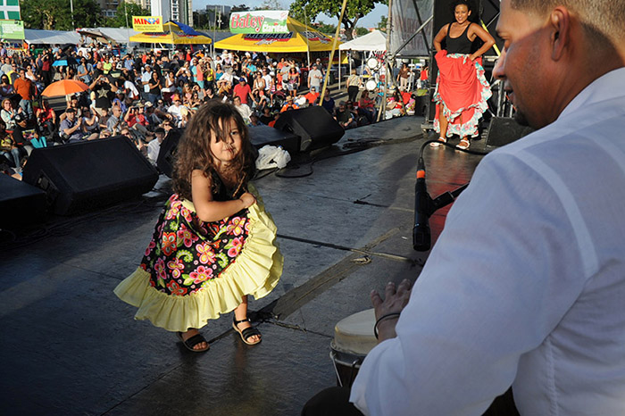 Anuva Calderón Velazco, de solo 4 años,  reta al tocador Caymmi Rodríguez en el Festival de Claridad. (Ricardo Alcaraz / Diálogo)