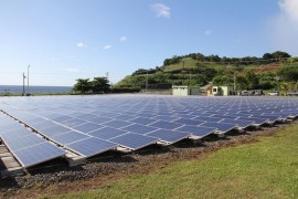 San Vicente y las Granadinas instaló paneles fotovoltaicos que producen 750 kilovatios/hora, que reducen sus emisiones contaminantes en 800 toneladas al año. Crédito: Kenton X. Chance/IPS.