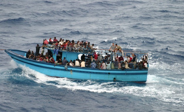 Barco que transporta a solicitantes de asilo y migrantes en el mar Mediterráneo. Crédito: ACNUR/ L.Boldrini