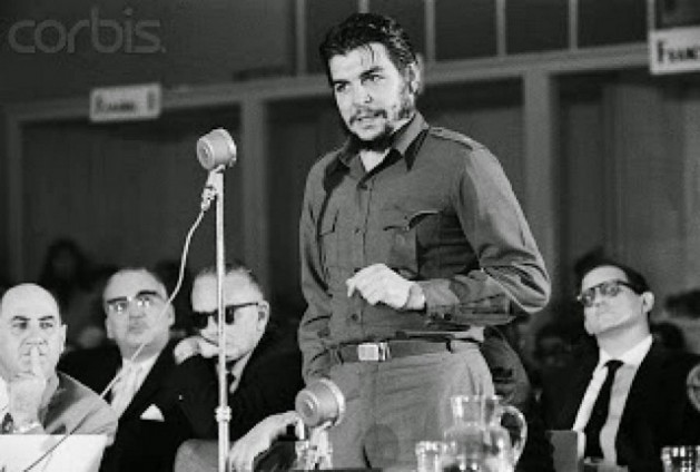 Ernesto “Che” Guevara durante el pronunciamiento de su famoso discurso en 1961 como delegado de Cuba en el Consejo Interamericano Económico y Social, celebrado en Uruguay. 54 años más tarde, Cuba volverá a participar de una cumbre continental, esta vez en Panamá. (Suministrada)