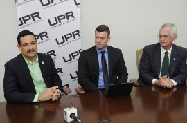 De izquierda a derecha, el presidente de la UPR, el doctor Uroyoán Walker Ramos; el director de Desarrollo e Investigación de Ahkeo Holdings, Matthew Klentzman; y el rector del RUM, el doctor John Fernández Van Cleeve. (Ingrid Torres)