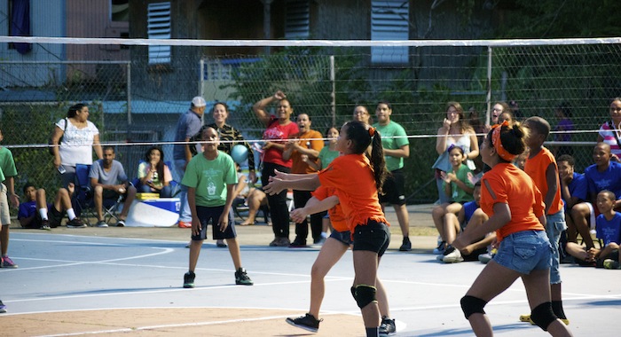 Participantes torneo voleibol comunitario en Río Piedras