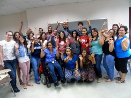 Estudiantes del Curso de Lenguaje de Señas, y el profesor Rafael Ortiz, hacen el signo de amor. (Suministrada)