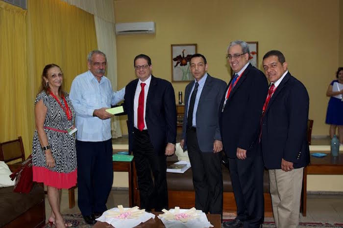 La delegación del RCM con el rector de la Universidad de Ciencias Médicas de La Habana, el doctor Jorge González Pérez (el segundo de izquierda a derecha). (Suministrada)