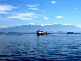 Un barco petrolero surca la bahía de Guanabara, en Río de Janeiro, Brasil. A unos 250 kilómetros de la costa se ubica un yacimiento de petróleo presal, la gran riqueza económica de la llamada Amazonia Azul. (Fabiola Ortiz / IPS)