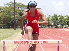Natshalie Isaac participa en los 400 metros con vallas. (Rafael Montañez / Diálogo)