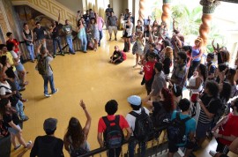 Estudiantes se manifiestan cerca de la Rectoría de UPR-RP. (David D. Pérez Aponte / Diálogo)