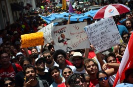 Estudiantes durante la marcha desde el Capitolio hasta La Fortaleza. (David D. Pérez Aponte / Diálogo)