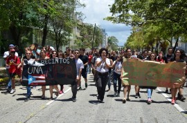 Estudiantes marchando por la Avenida Muñoz Rivera. (David D. Pérez / Diálogo)
