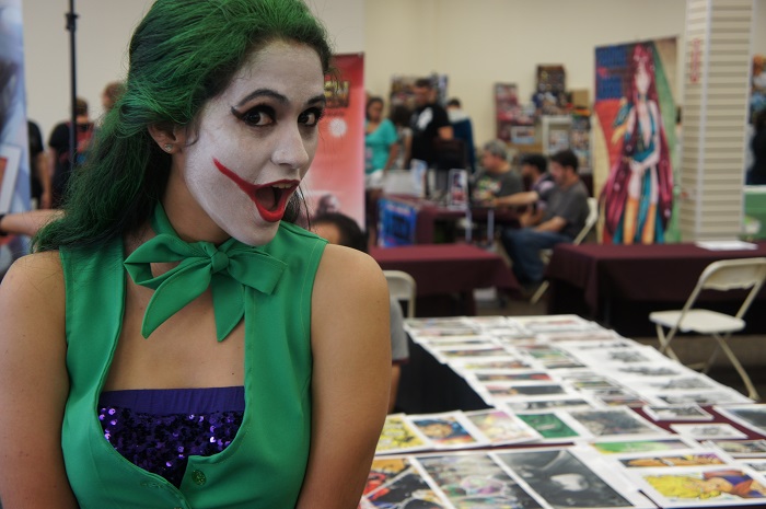 Una cosplayer vestida del personaje del Joker de los cómics de Batman durante el Free Comic Book Day realizado en Arecibo. (Kiara Candelaria Nieves / Diálogo)