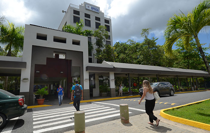 Entrada principal del recinto de Carolina de la UPR. (Foto por Ricardo Alcaraz-Diálogo)