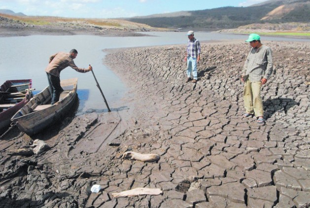 El lago Las Canoas, en el pueblo de Tipitapa, cerca Managua, se seca cada vez que el fenómeno de El Niño visita Nicaragua y deja a sus habitantes sin pesca y sin agua para sus cultivos. Crédito: Guillermo Flores/IPS