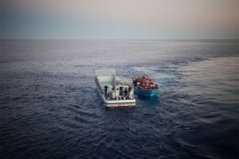 Un barco lleno de refugiados, algunos necesitados de la protección internacional, es rescatado en el mar Mediterráneo por la marina italiana. Crédito: A. D’Amato/ACNUR