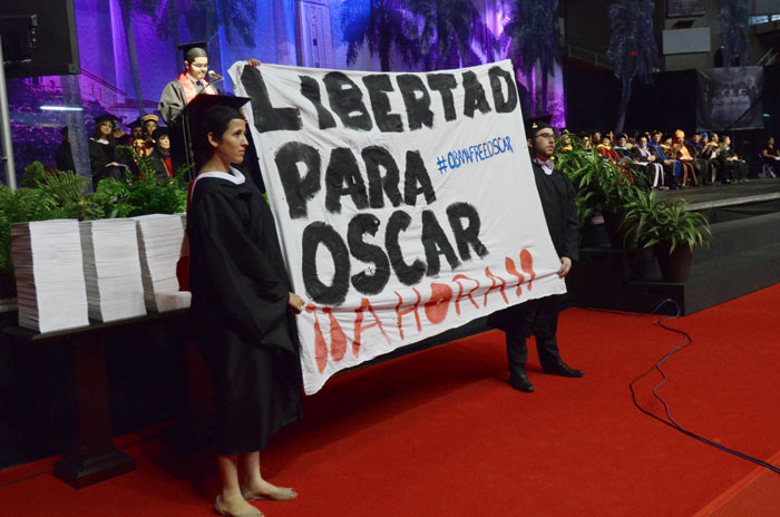 Estudiantes sostienen pancarta donde exigen libertad para Oscar  López Rivera.  (Ricardo Alcaraz)