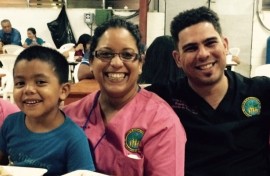 El doctor Víctor Emanuel Reyes Ortiz (extrema derecha) visitó la comunidad salvadoreña de San Vicente con el equipo interdisciplinario del RCM. (Suministrada)