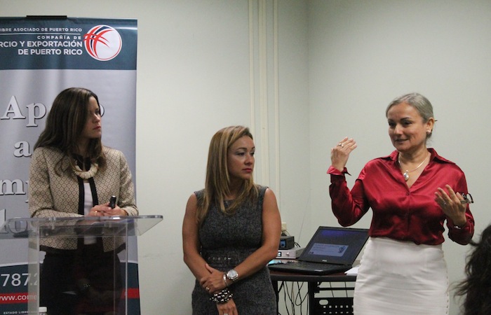 De izquierda a derecha, la estudiante Melanie Figueroa, Yanira Torellas, presidenta de Quality Consulting Group y la doctora Karen Orengo, catedrática de la UPR-RP. (Ronald Ávila Claudio/Diálogo)