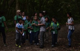 Estudios sugieren que el contacto de los niños con áreas forestales aporta al mejoramiento de su condición. (David Pérez/Diálogo)