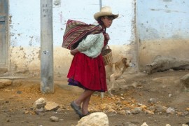 Una residente de Combayo, en Perú. La participación ciudadana es fundamental para que el país realice sus ambiciosos planes de acción climática. Crédito: Cortesía de La República/IPS