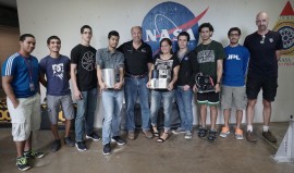 Participantes del RockSat X, junto al profesor Oscar Resto (al centro)