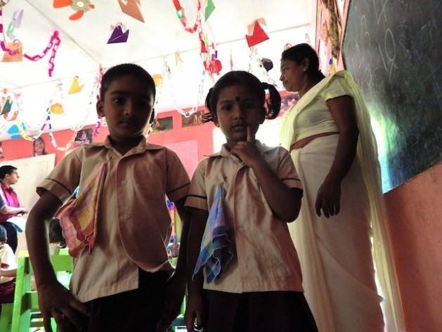 Alumnos de una escuela para hijos de trabajadores de una plantación de té en el centro de Sri Lanka. Crédito: Kanya D’Almeida/IPS