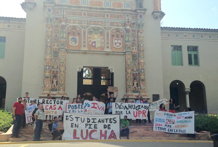Estudiantes protesan frente a la torre de la UPR. (Suministrada)