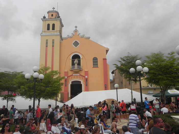 La Iglesia San Antonio de Padua en Barranquitas, vista desde el gazebo de la plaza pública. (Cristian Arroyo/Diálogo)