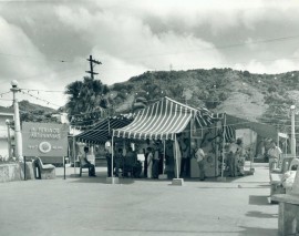 Imagen de la Primera Feria de Artesanías en la Plaza Pública de Barranquitas en julio de 1961. (Facebook)