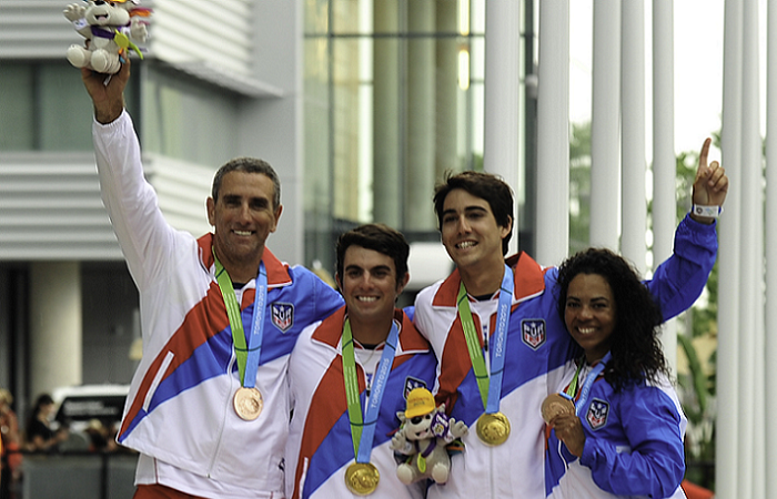 Oro y bronce en vela. Quique Figueroa, Raúl Ríos, Fernando Monllor y Franchesca Váldes celebran sus triunfos. (Quique Aparicio COPUR)