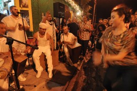 Parte del folclor nocturno en Santurce. (Ricardo Alcaraz / Diálogo)