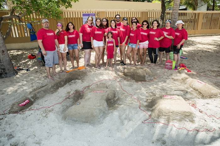 Voluntarios en creación de varias esculturas de arena mes de la Salud oral.