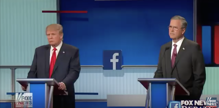De izquierda a derecha, el magnate Donald Trump y el gobernador del estado de la Florida Jeb Bush, en el primer debate presidencial de los candidatos del Partido Republicano. (YouTube)