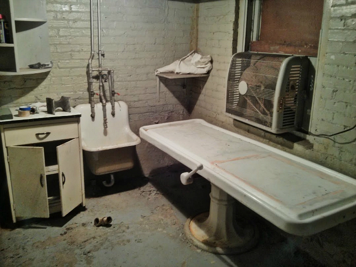 El cuarto de embalsamamiento de la década de los 80s.