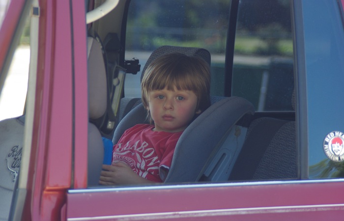 En el caso de que usted vea a un niño solo en un automóvil que no está siendo vigilado, se insta a que llame al 911. (Suministrada)