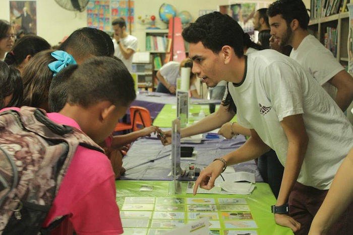 Estudiantes de PREM ofreciendo un taller en la Escuela Andrés Soto Quiñones en Yabucoa. (Facebook)