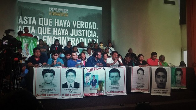 Padres y familiares de los 43 estudiantes desaparecidos en Ayotzinapa, durante el encuentro con la prensa en Ciudad de México, el 6 de septiembre, poco después de que los cinco integrantes del Grupo Interdisciplinario de Expertos Independientes dieran a conocer sus primeras conclusiones sobre los graves fallos en la investigación del caso. Crédito: Daniela Pastrana/IPS