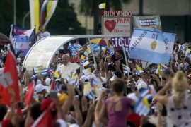 El papa Francisco saluda a la multitud congregada en la Plaza de la Revolución, antes celebrar una misa al aire libre en este lugar emblemático de La Habana, en Cuba, el domingo 20 de septiembre. Crédito: Jorge Luis Baños/IPS