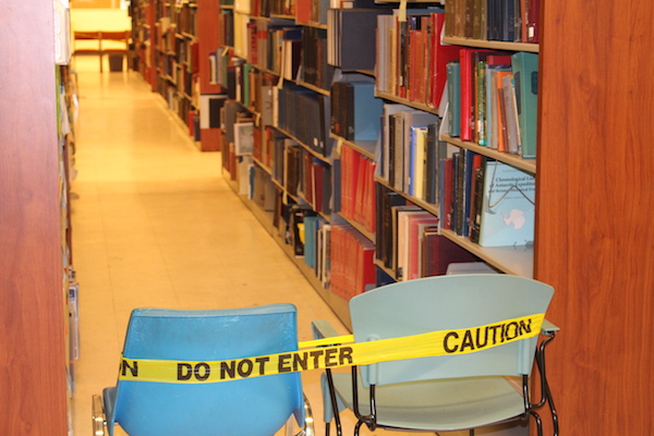 Además del asbesto, un tramo de anaqueles en la biblioteca está cerrado ya que los libros están forrados de hongo. (Glorimar Velázquez / Diálogo)