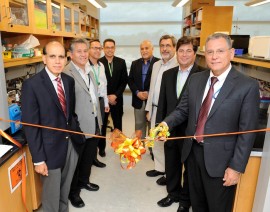 Corte de cinta del área de investigación para la facultad del Programa PR-INBRE, en el Centro de  Investigación en Ciencias Moleculares (CICiM) de la UPR. (Suministrada)